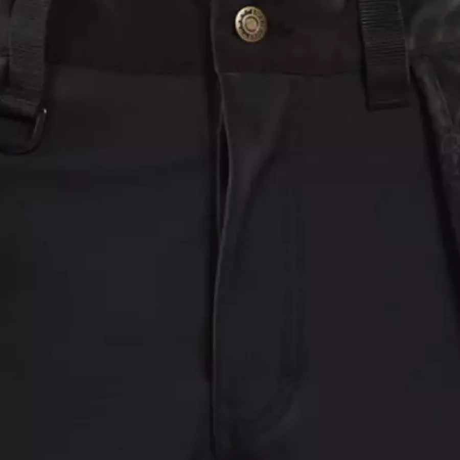 **Verstärkte Schrittnaht** sorgt für dauerhafte Robustheit in bewegungsintensiven Bereichen, damit Sie frei und sicher arbeiten können.