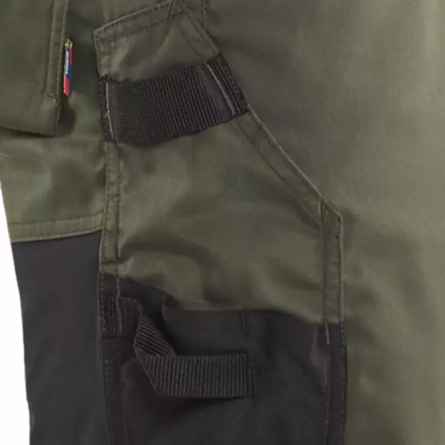 Die verstärkte Zollstocktasche mit Messerhalter bietet zuverlässige Robustheit für das sichere Tragen präziser Werkzeuge.
