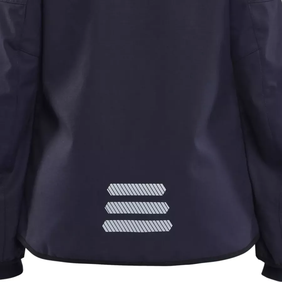 **Extended Back** provides added coverage that keeps you comfortable during movement and changing conditions.