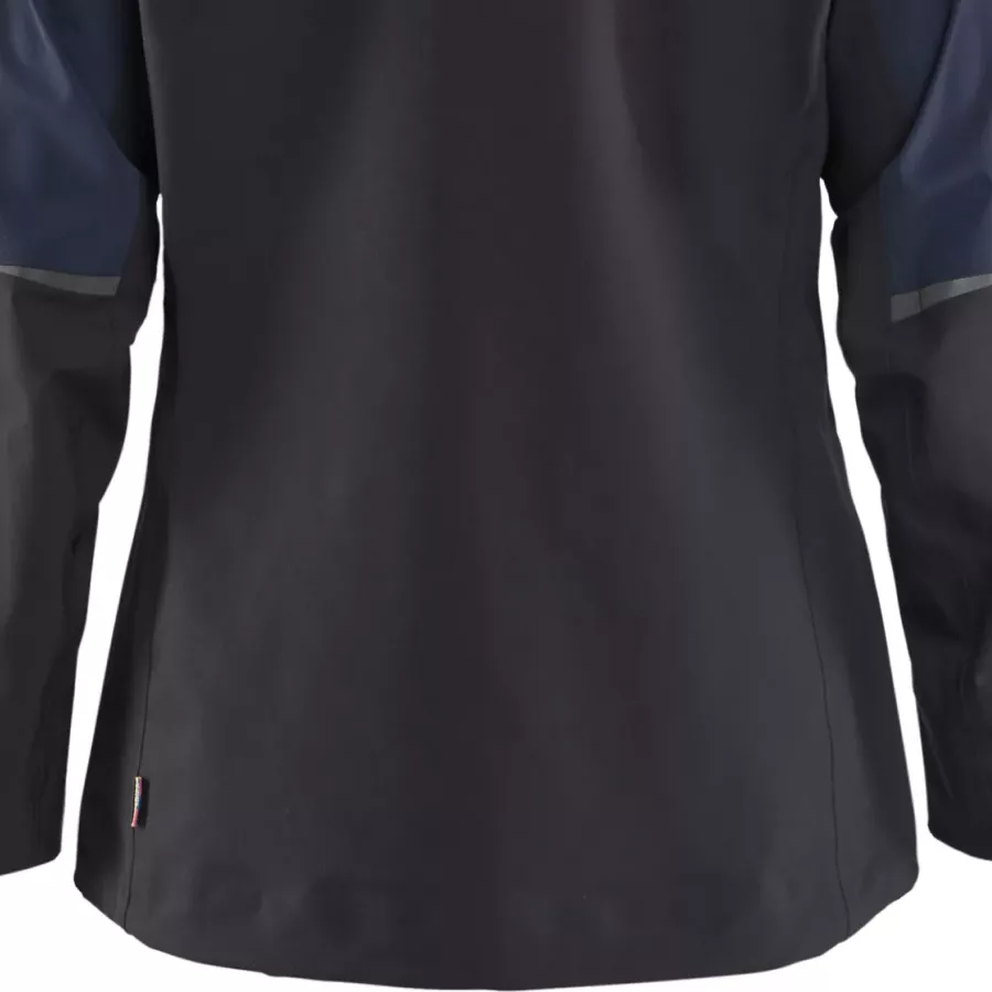 **Extended Back** provides extra coverage that keeps you comfortable during bending and movement.