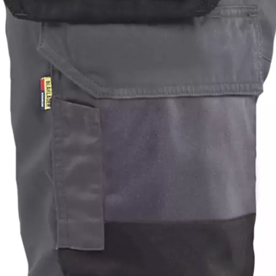 **Thigh Pocket with Inside Phone Pocket** keeps your phone and small gear neatly organized and always within reach.