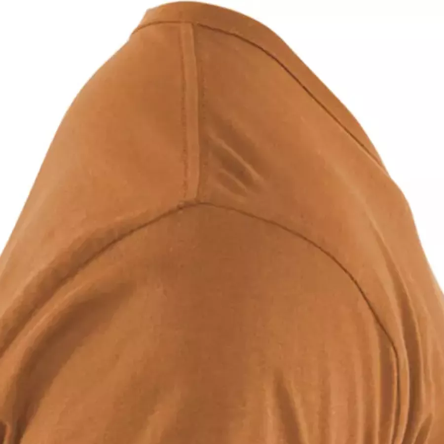 **Verstärkte Hals- und Schulternähte** sorgen für dauerhafte Haltbarkeit, sodass das Shirt seine Passform auch nach häufigem Tragen behält.