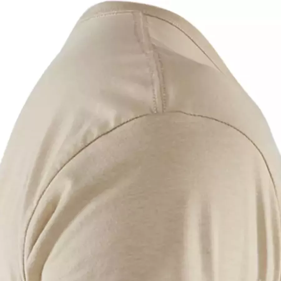 **Verstärkte Hals- und Schulternähte** sorgen für dauerhafte Haltbarkeit, sodass das Shirt seine Passform auch nach häufigem Tragen behält.