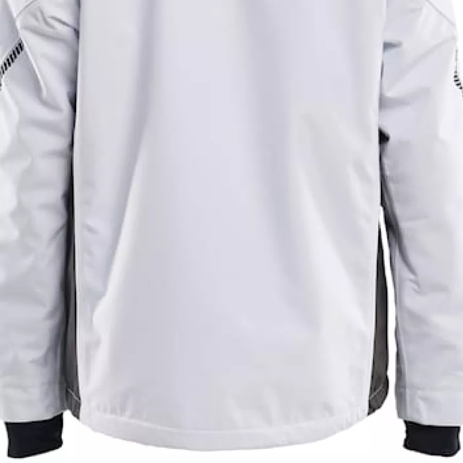 **Extended Back** provides extra coverage and warmth when you bend or move.