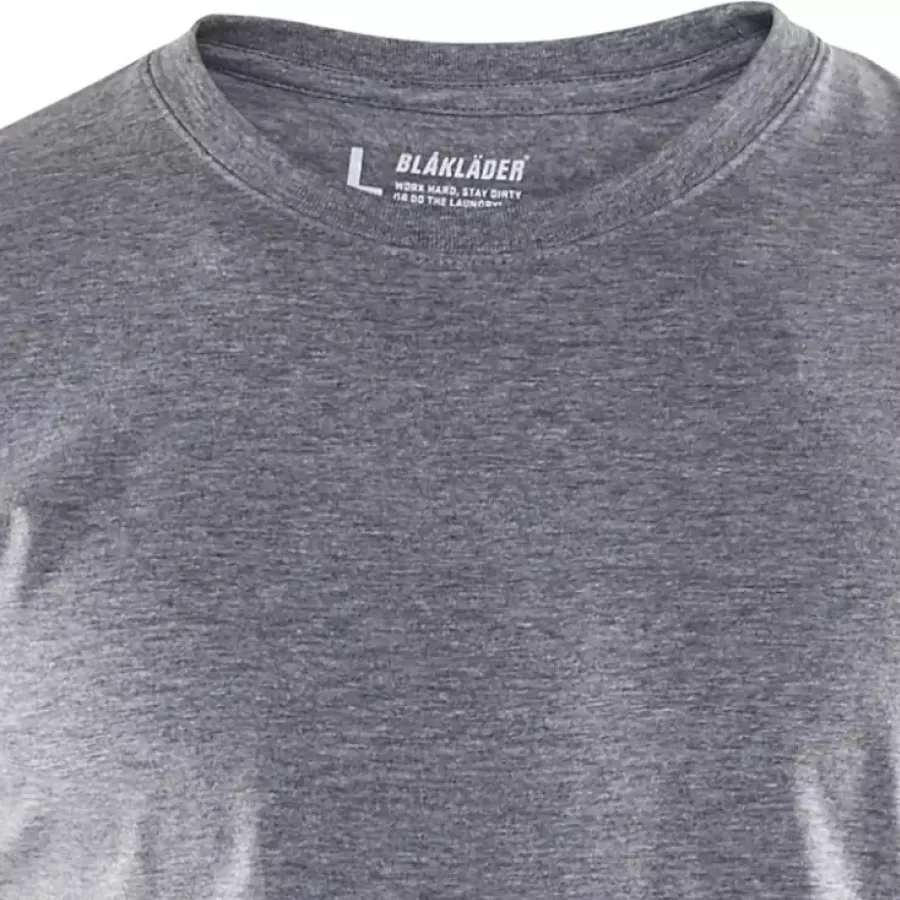 **Ribbed Round Collar** sits comfortably while keeping its shape throughout the day.