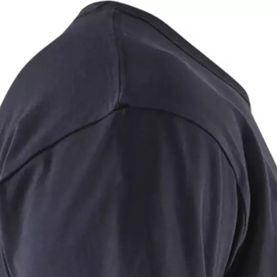 **Verstärkte Hals- und Schulternähte** sorgen für dauerhafte Haltbarkeit, sodass das Shirt seine Passform auch nach häufigem Tragen behält.