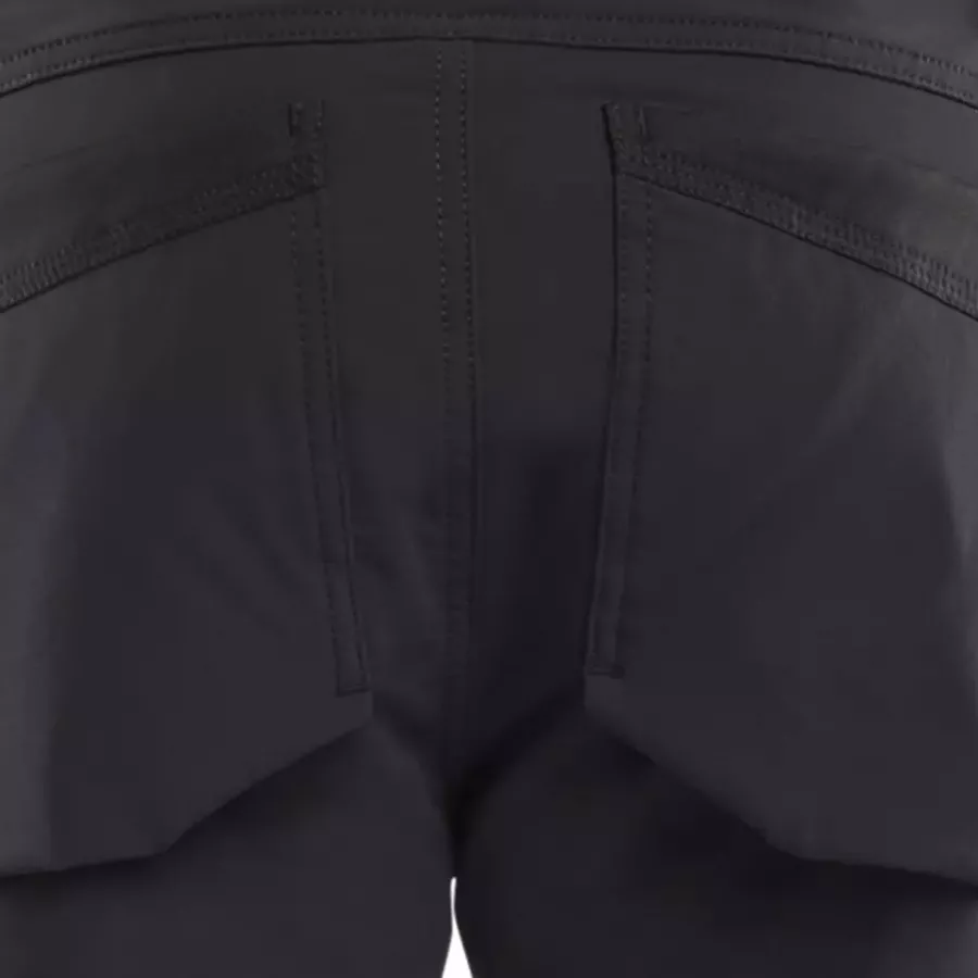 **Förstärkta bakfickor** ger extra styrka för att bära tyngre föremål med trygghet.