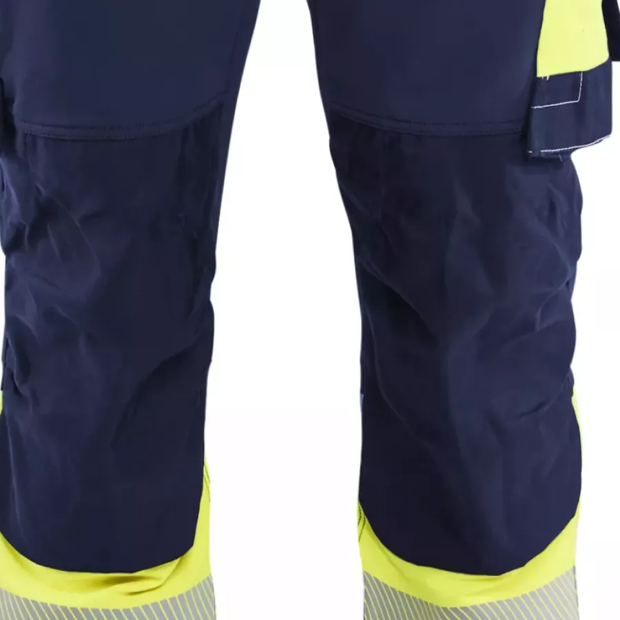 **CORDURA®-Reinforced Knee Pad Pockets** protect your knees when used with knee pads when kneeling.