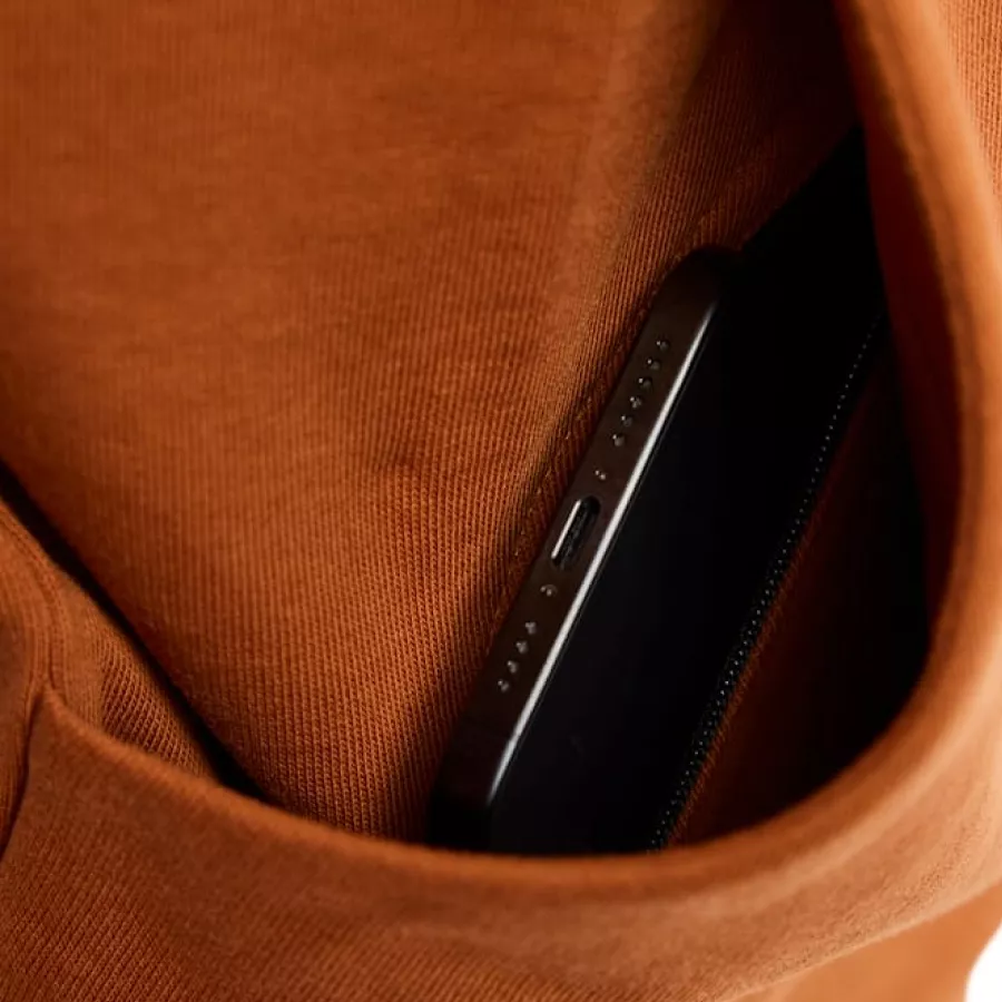**Kängurutasche mit innenliegender Handytasche** wärmt Ihre Hände und hält Ihre wichtigsten Utensilien sicher und griffbereit.