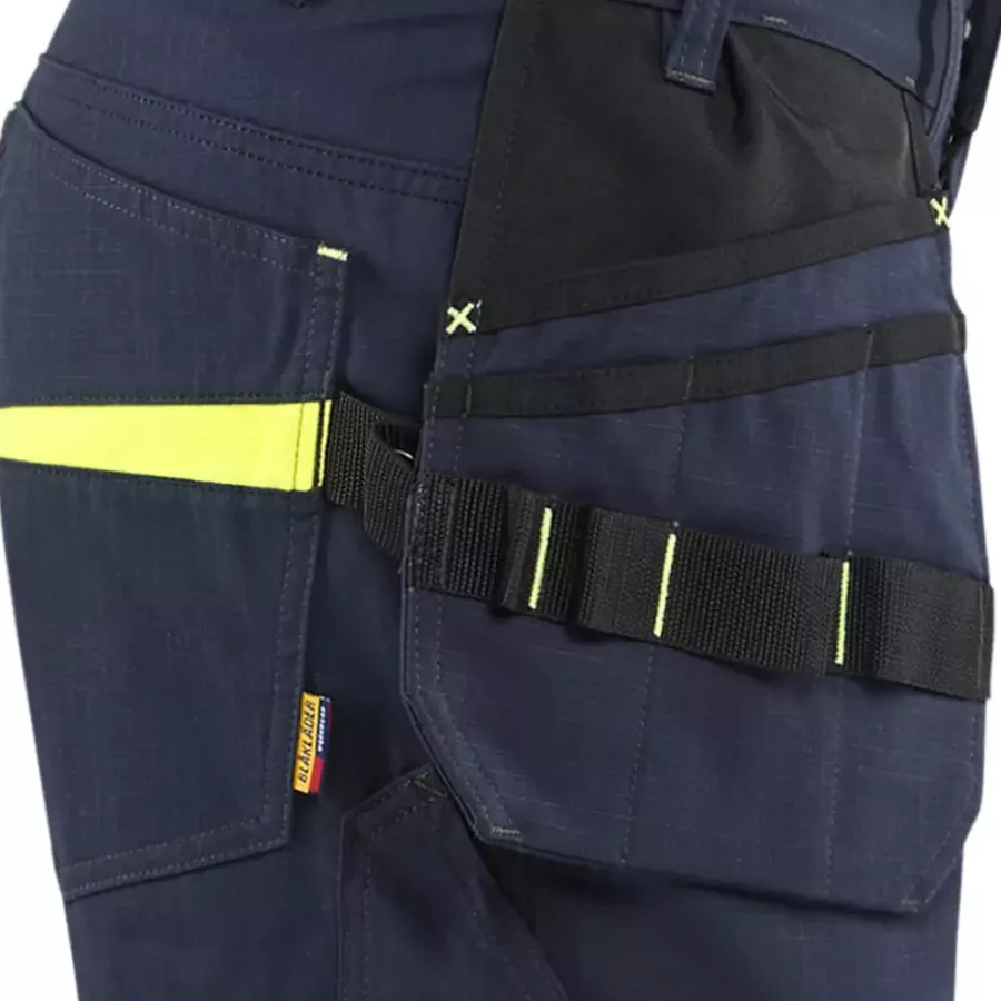 **CORDURA®-verstärkte Taschen** bieten zusätzliche Haltbarkeit in stark beanspruchten Bereichen, ideal für das Tragen von Werkzeug.