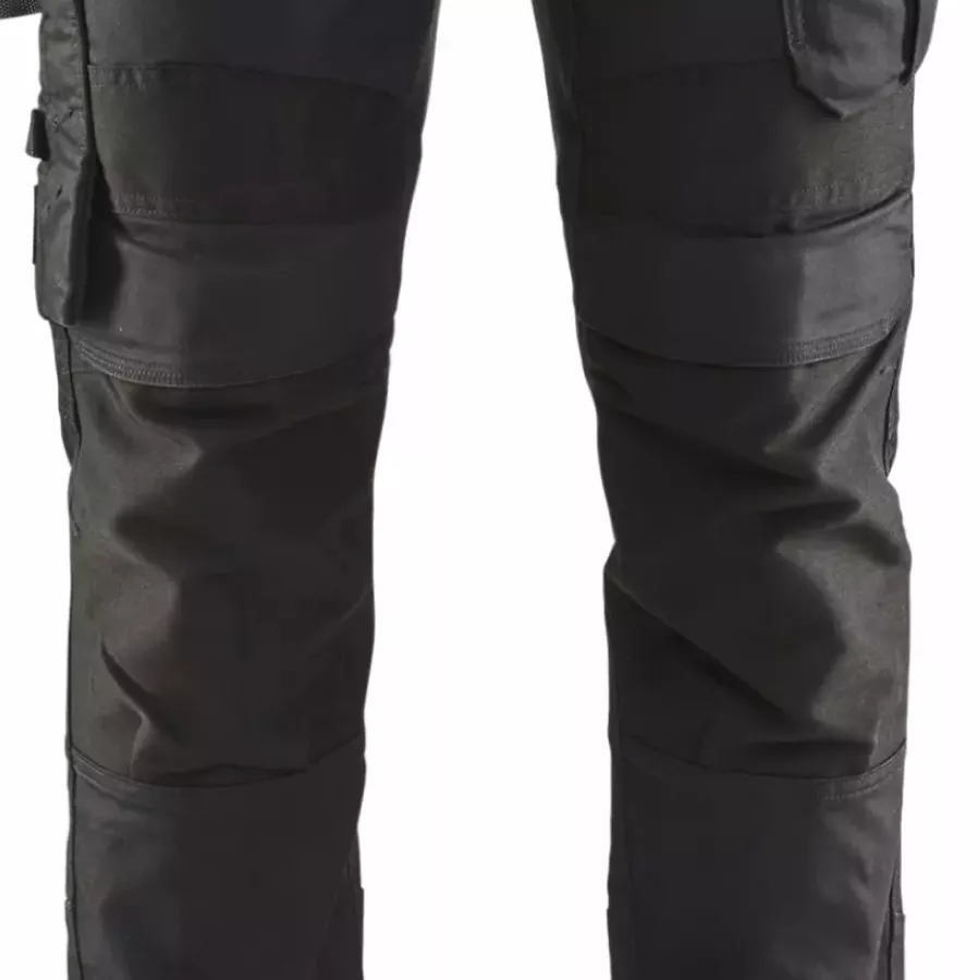 **Von oben befüllbare Kniepolstertaschen** ermöglichen das schnelle Einschieben von Schutzpolstern für komfortablen Schutz bei jeder Tätigkeit.