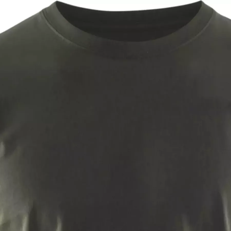 **Ribbed Round Collar** sits comfortably while keeping its shape throughout the day.