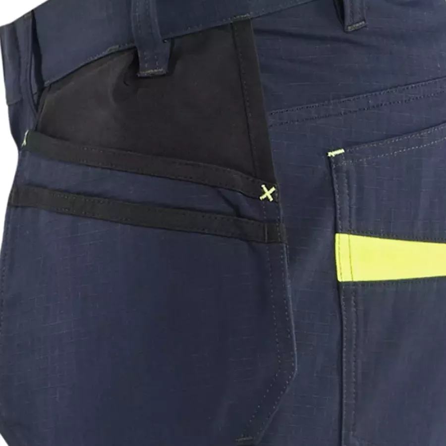 **Stretch-Einsätze** bieten verbesserte Bewegungsfreiheit und Flexibilität für komfortables Bewegen den ganzen Tag über.