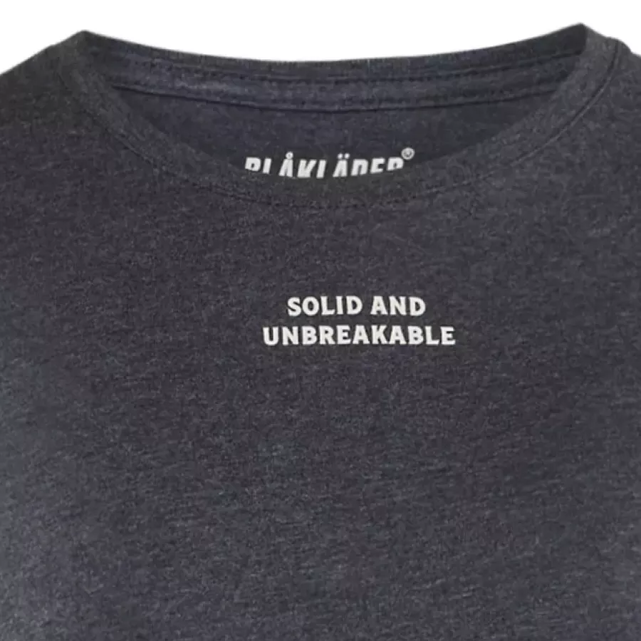 **Rund hals** erbjuder en avslappnad, smickrande passform som känns naturlig redan från första gången du har den på dig.