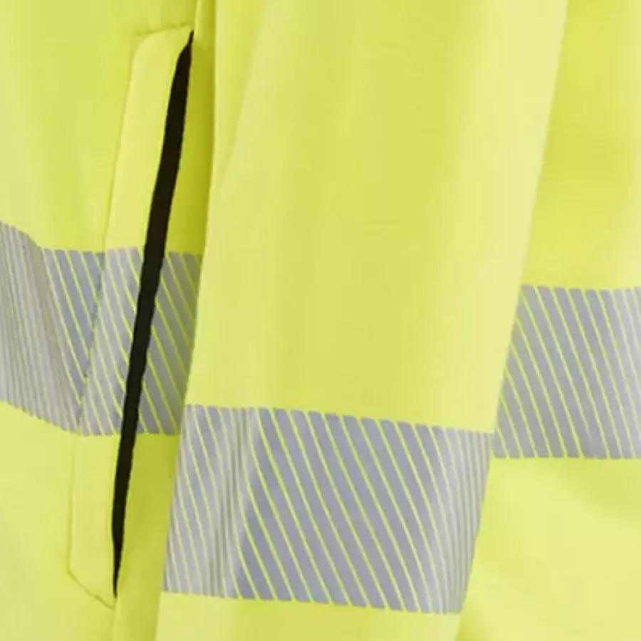 **Segmentierte Reflexstreifen** verbessern die Sichtbarkeit und bleiben flexibel für geschmeidige, uneingeschränkte Bewegungen.