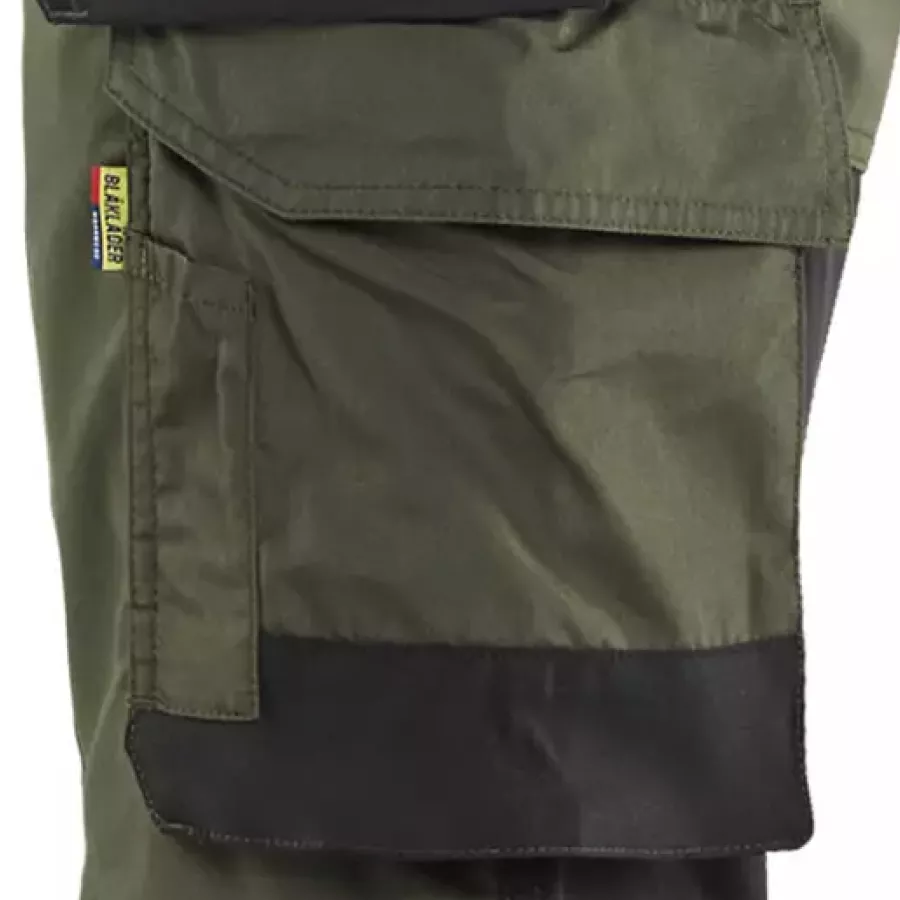 **Thigh Pocket with Inside Phone Pocket** keeps your phone and small gear neatly organized and always within reach.