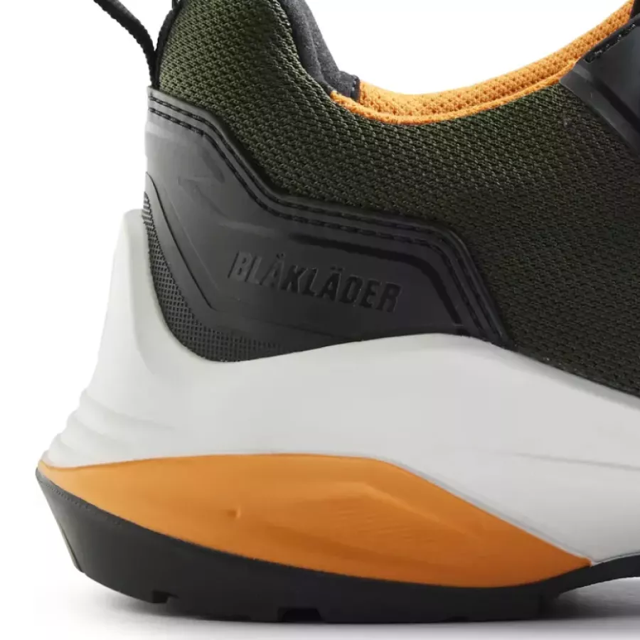 Metallfreier Durchtrittschutz bietet Sicherheit unter dem Fuß und hält den Schuh dabei leicht und flexibel.