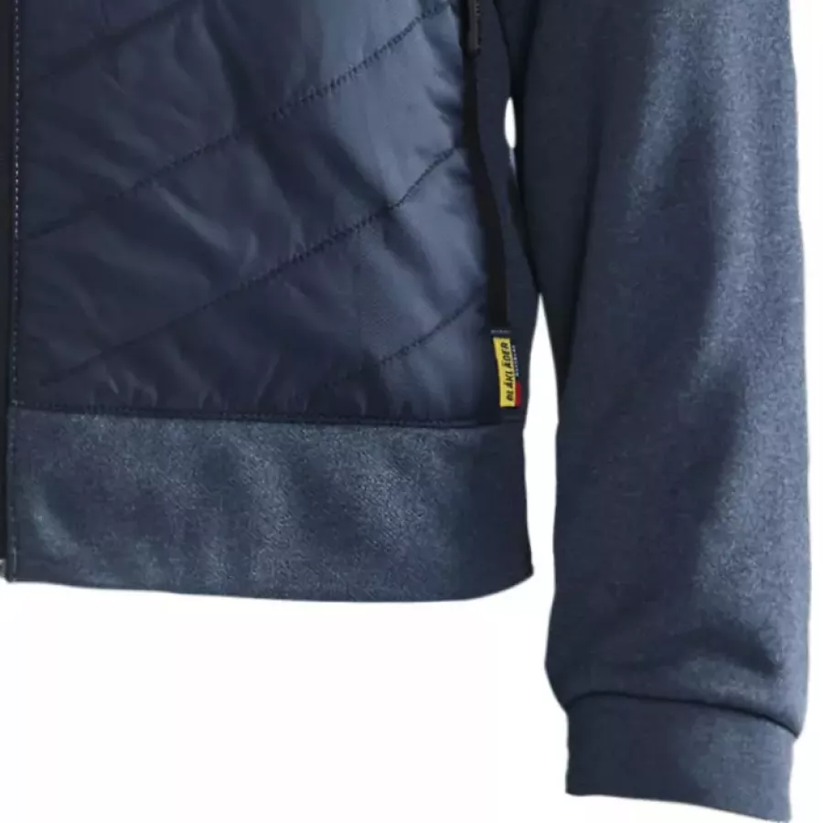 **Reißverschlusstaschen** sichern Ihre Wertsachen und halten sie gleichzeitig griffbereit.