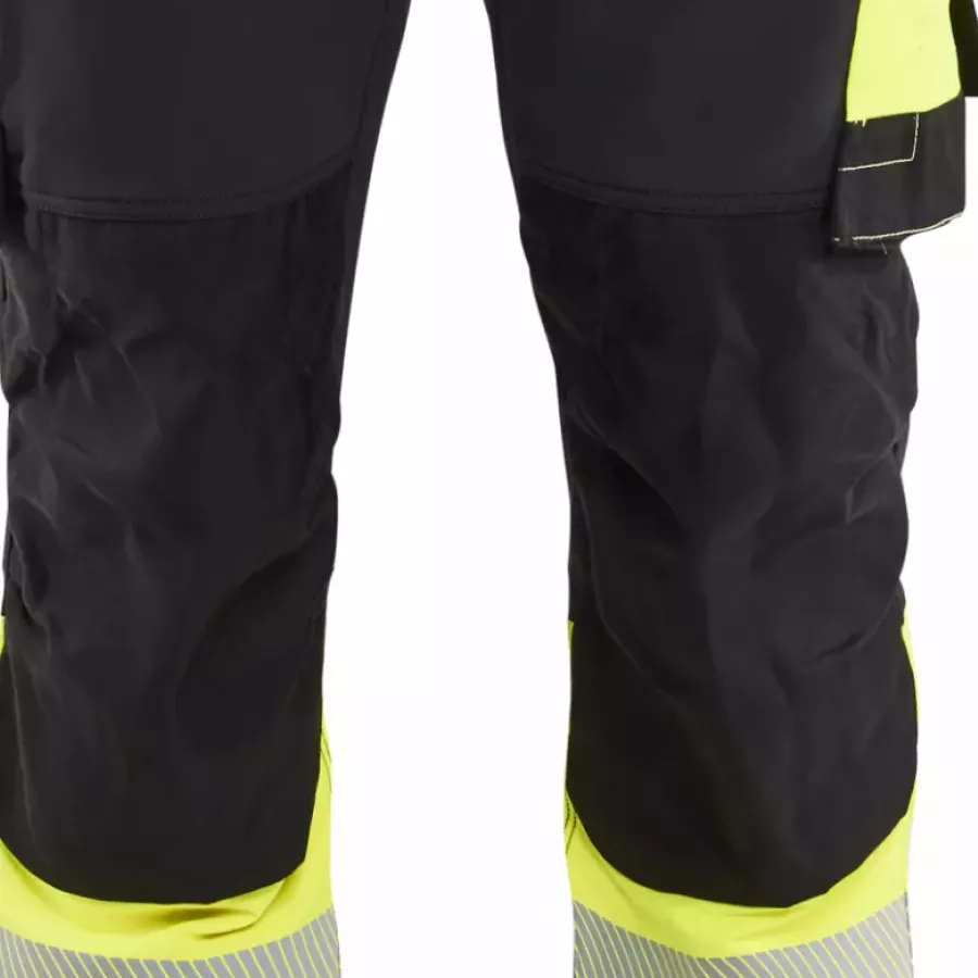 **CORDURA®-Reinforced Knee Pad Pockets** protect your knees when used with knee pads when kneeling.