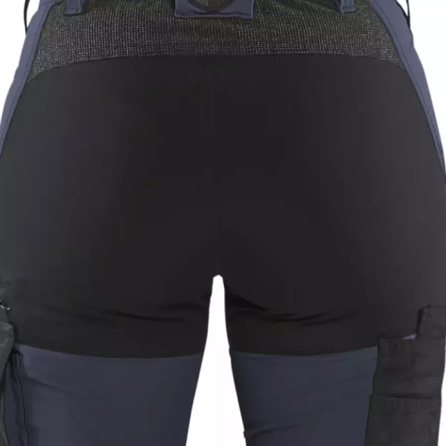 **4-Wege-Stretch-Material** bewegt sich mit Ihrem Körper für uneingeschränkten Komfort und Flexibilität.