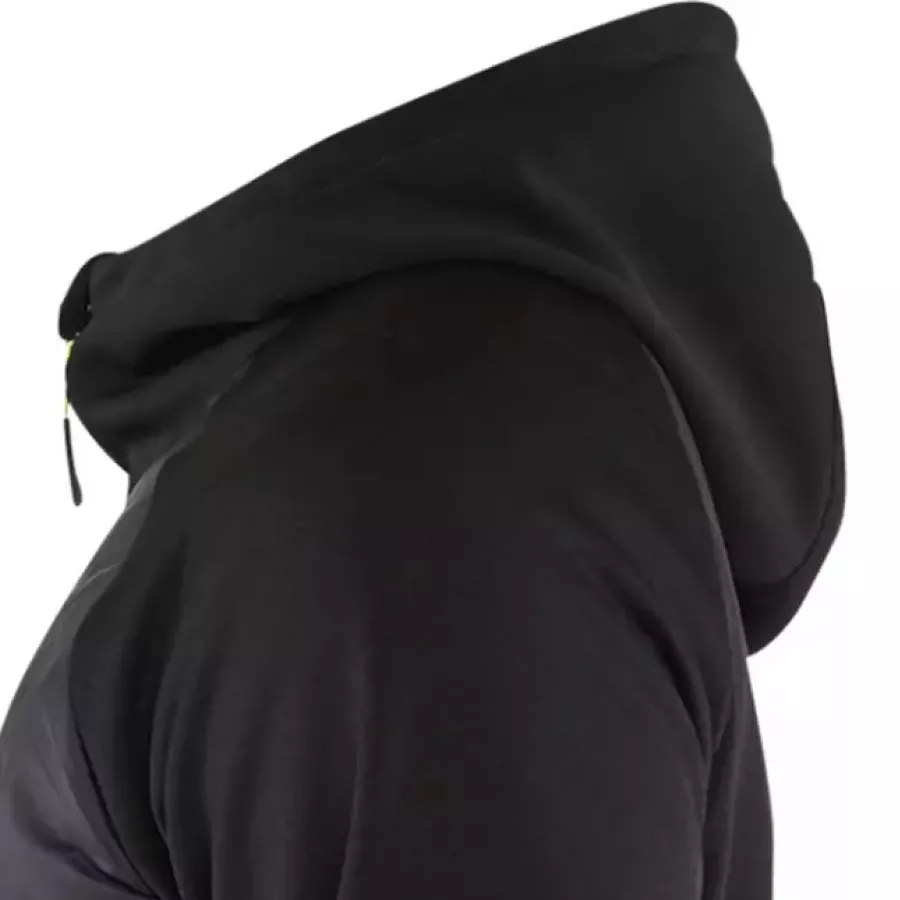 **Feste Kapuze** bietet zuverlässigen Schutz, der nicht verrutscht, wenn das Wetter umschlägt.