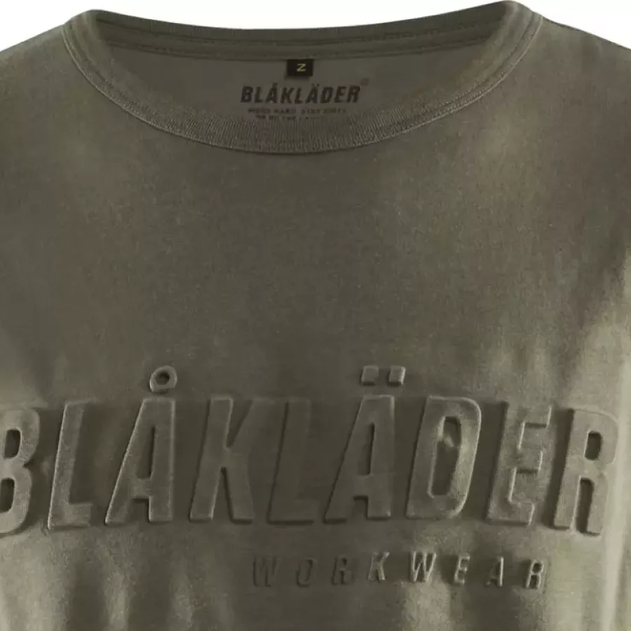 **Gerippter Rundhalsausschnitt** sitzt bequem und behält den ganzen Tag über seine Form.