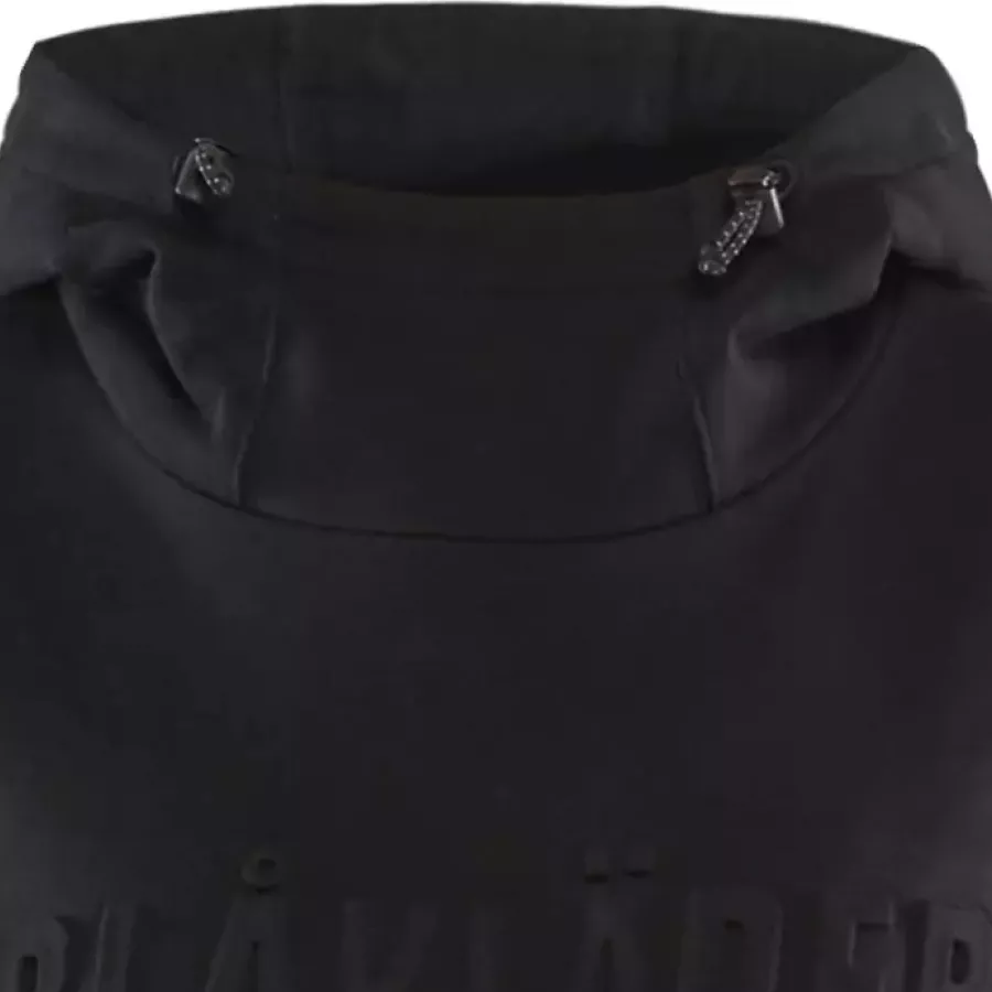 Die **feste, verstellbare Kapuze** ermöglicht eine individuelle Anpassung für wohlige Wärme und zusätzlichen Schutz.