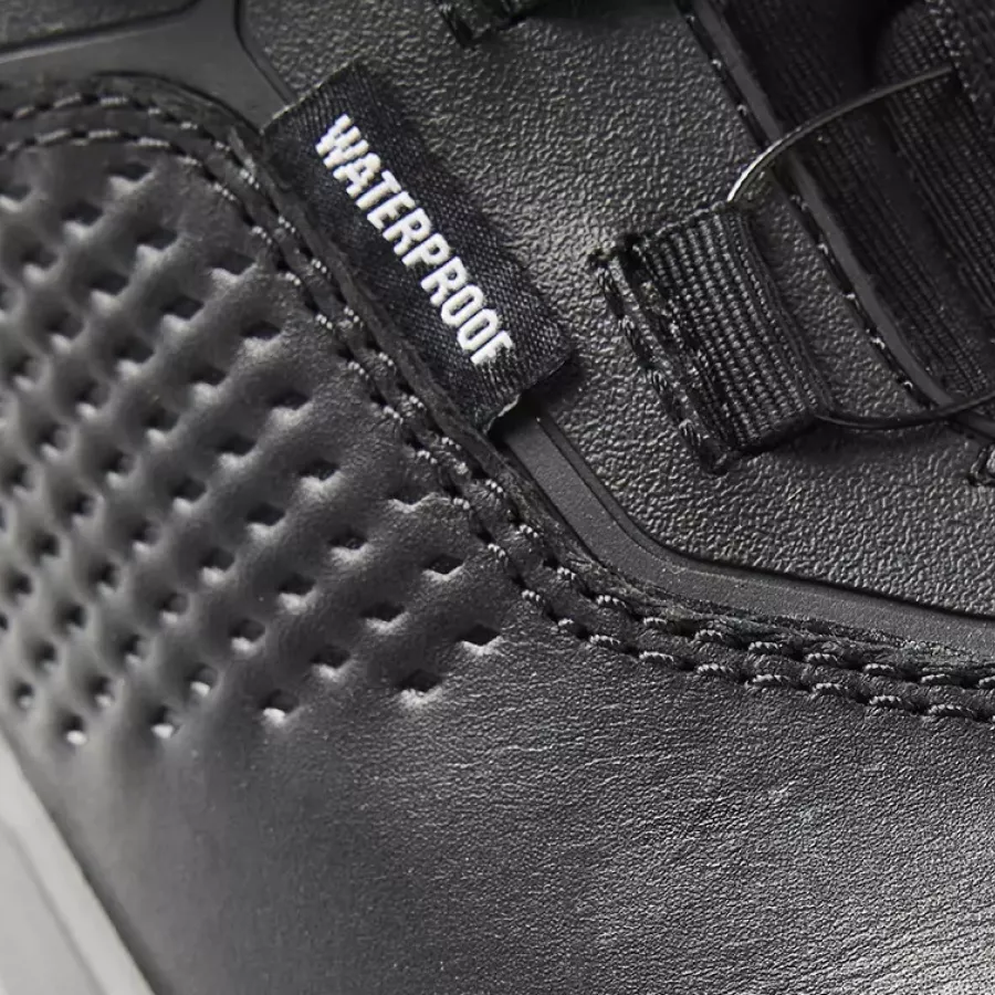 **Vollständig wasserdichte Konstruktion** hält Ihre Füße trocken und komfortabel, unabhängig von den Bedingungen.