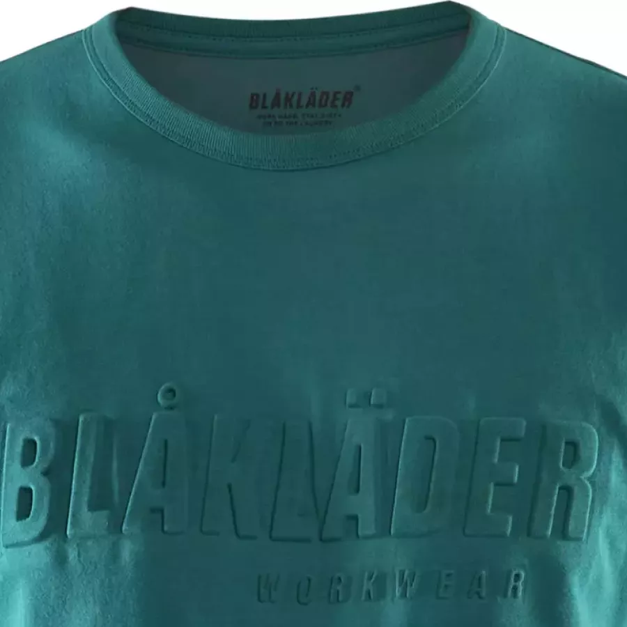 **Gerippter Rundhalsausschnitt** sitzt bequem und behält den ganzen Tag über seine Form.