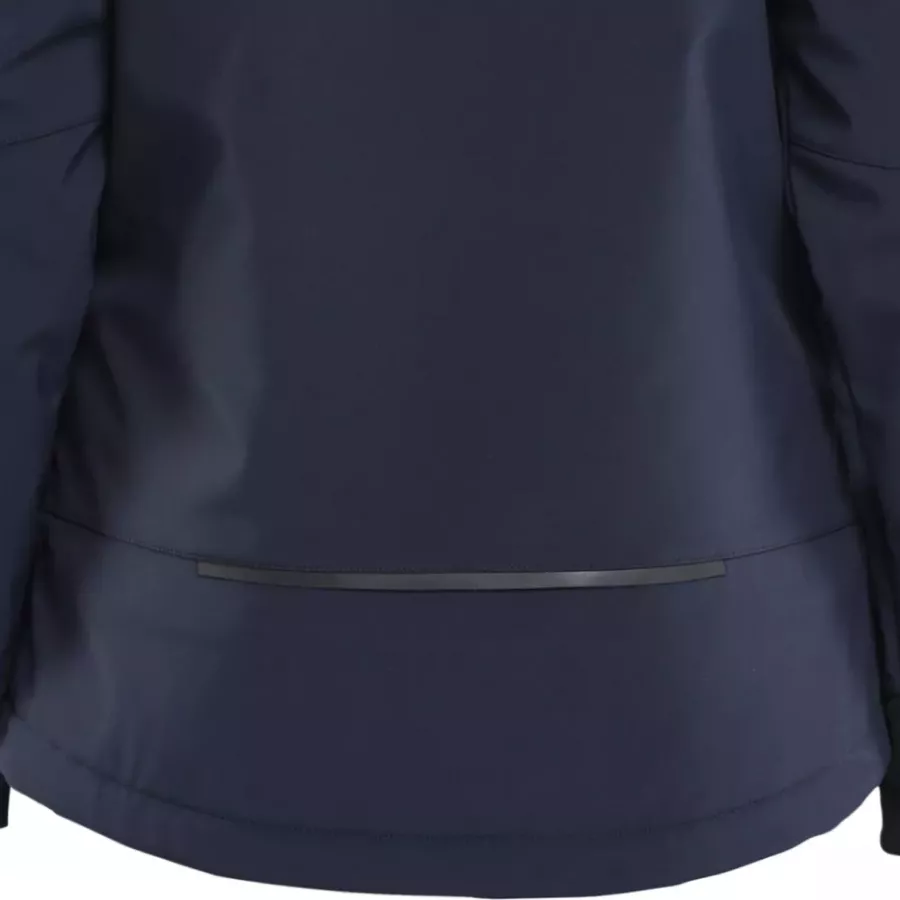 **Extended Back** offers improved coverage and protection against cold and wind.
