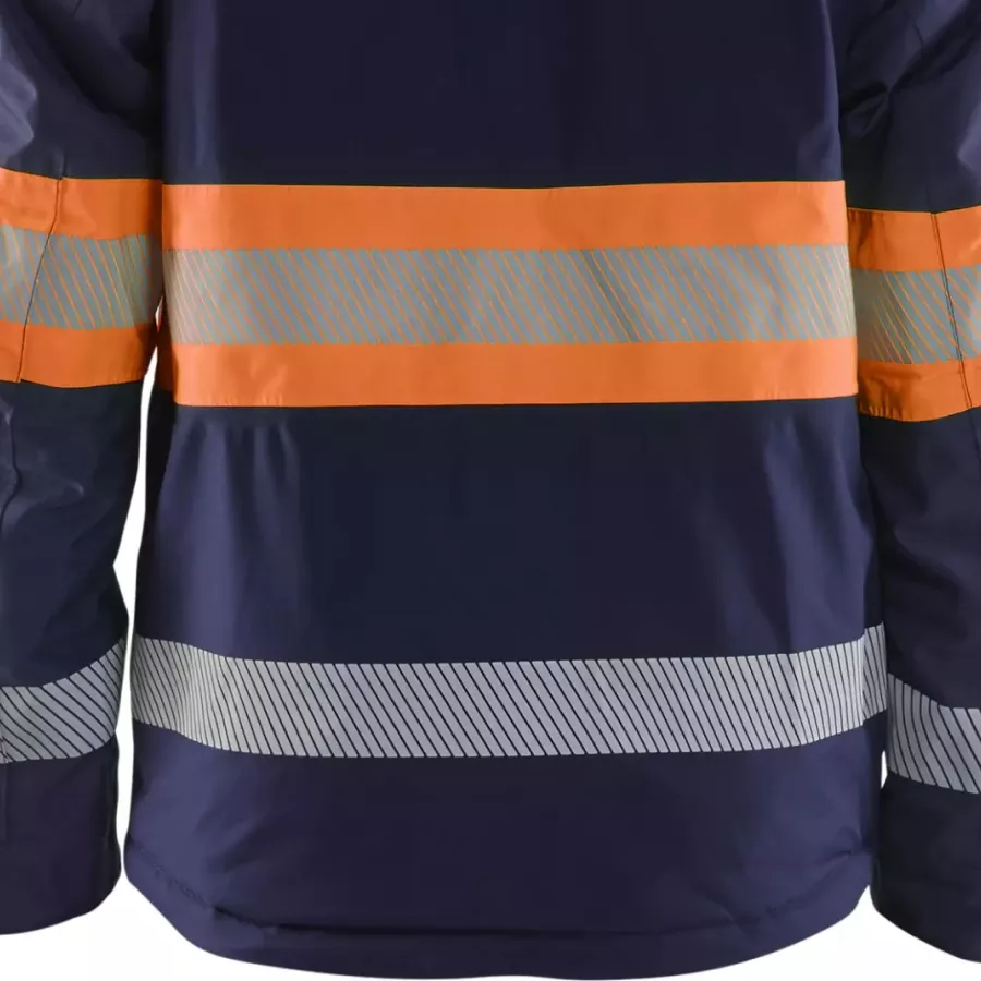 **Extended Back** provides extra coverage and warmth when you bend or move.