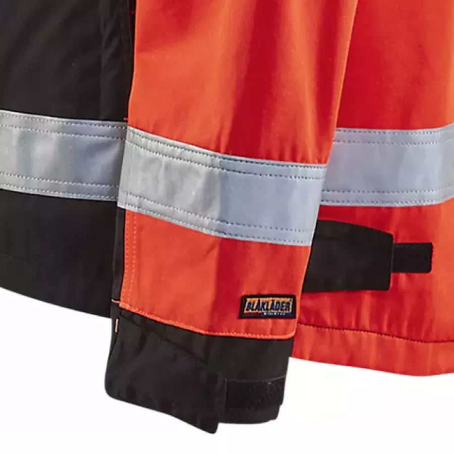 Verstellbare Klettverschlussbündchen ermöglichen eine individuelle Passform, um die Wärme zu speichern und Ablenkungen zu minimieren.