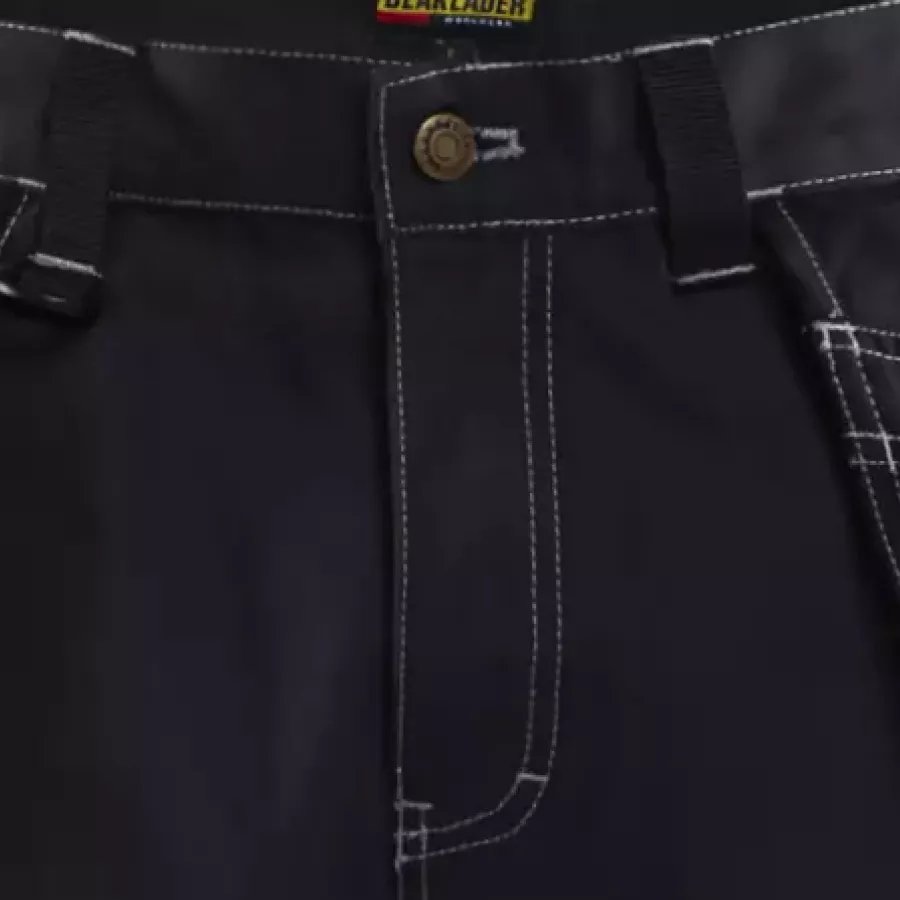 **Verstärkte Schrittnaht** sorgt für dauerhafte Robustheit in bewegungsintensiven Bereichen, damit Sie frei und sicher arbeiten können.