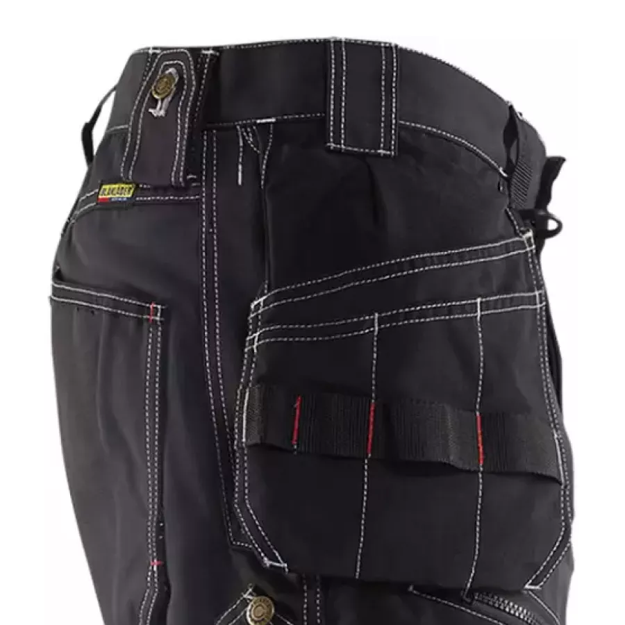 **Verstärkte Werkzeugtaschen** halten Ihre wichtige Ausrüstung den ganzen Tag über sicher und griffbereit.