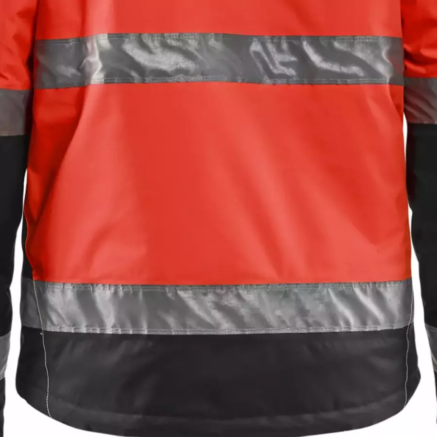 **Extended Back** offers increased coverage and added warmth during movement and outdoor work.