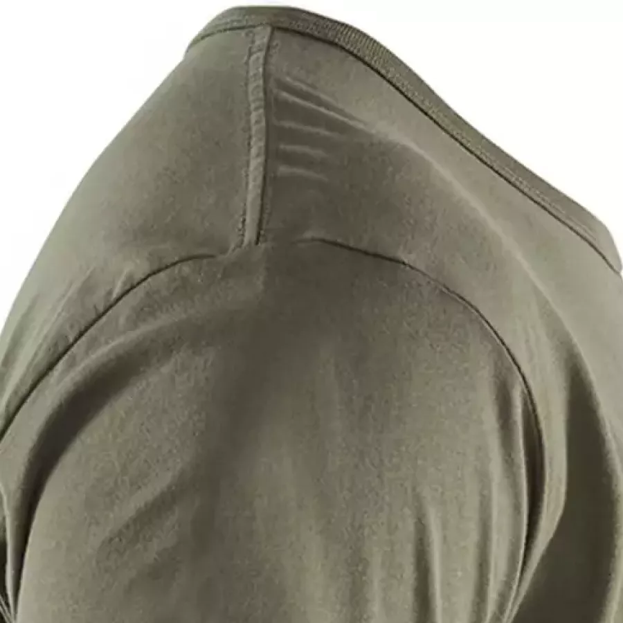 **Verstärkte Hals- und Schulternähte** sorgen für dauerhafte Haltbarkeit, sodass das Shirt seine Passform auch nach häufigem Tragen behält.