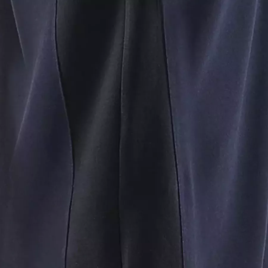 **Side Vents** provide extra freedom of movement and a breathable fit.