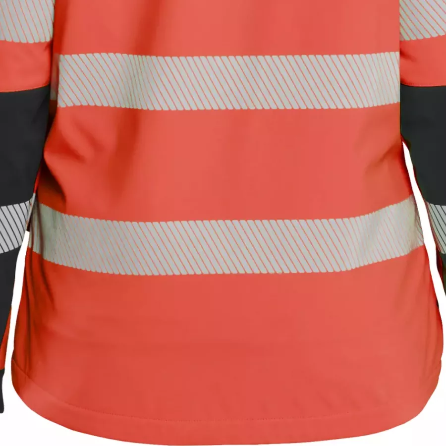 **Extended Back** provides extra coverage and warmth when you bend or move.