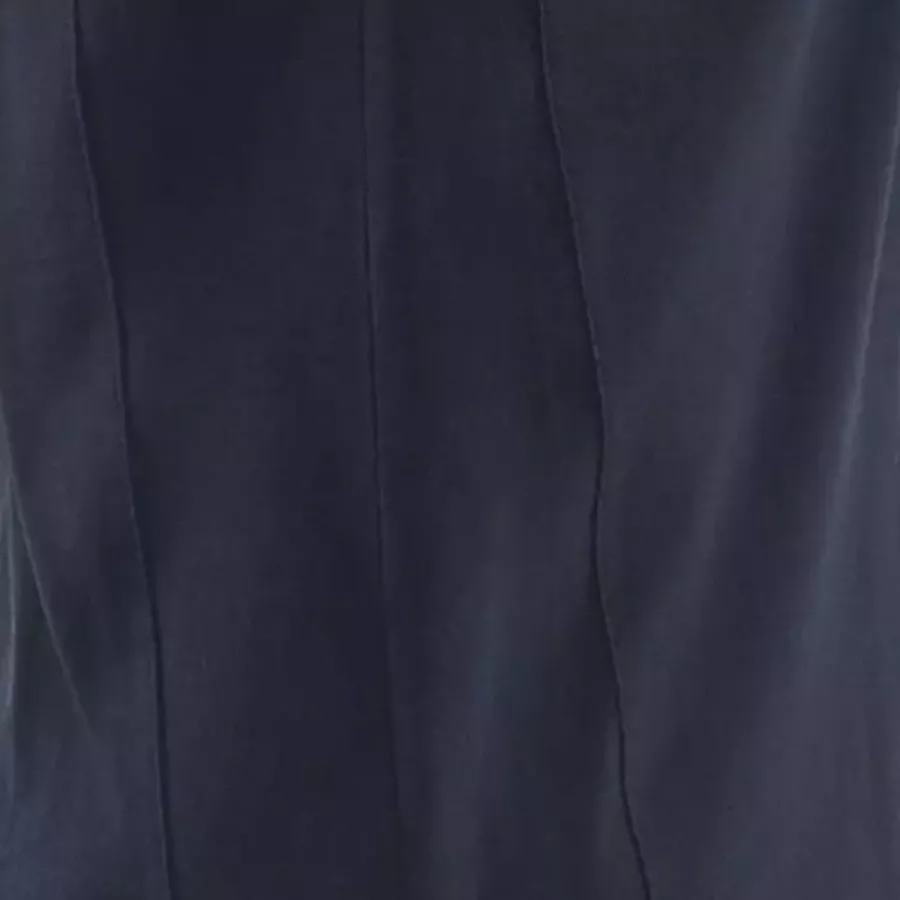 **Side Vents** provide extra freedom of movement and a breathable fit.