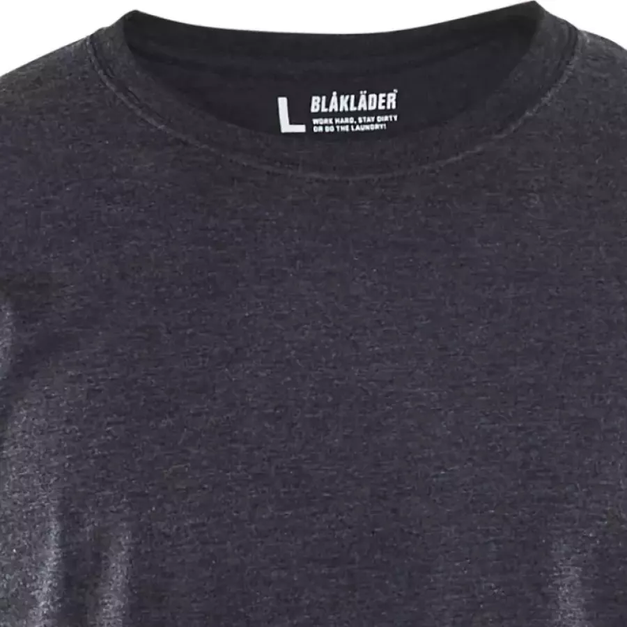 **Ribbed Round Collar** sits comfortably while keeping its shape throughout the day.