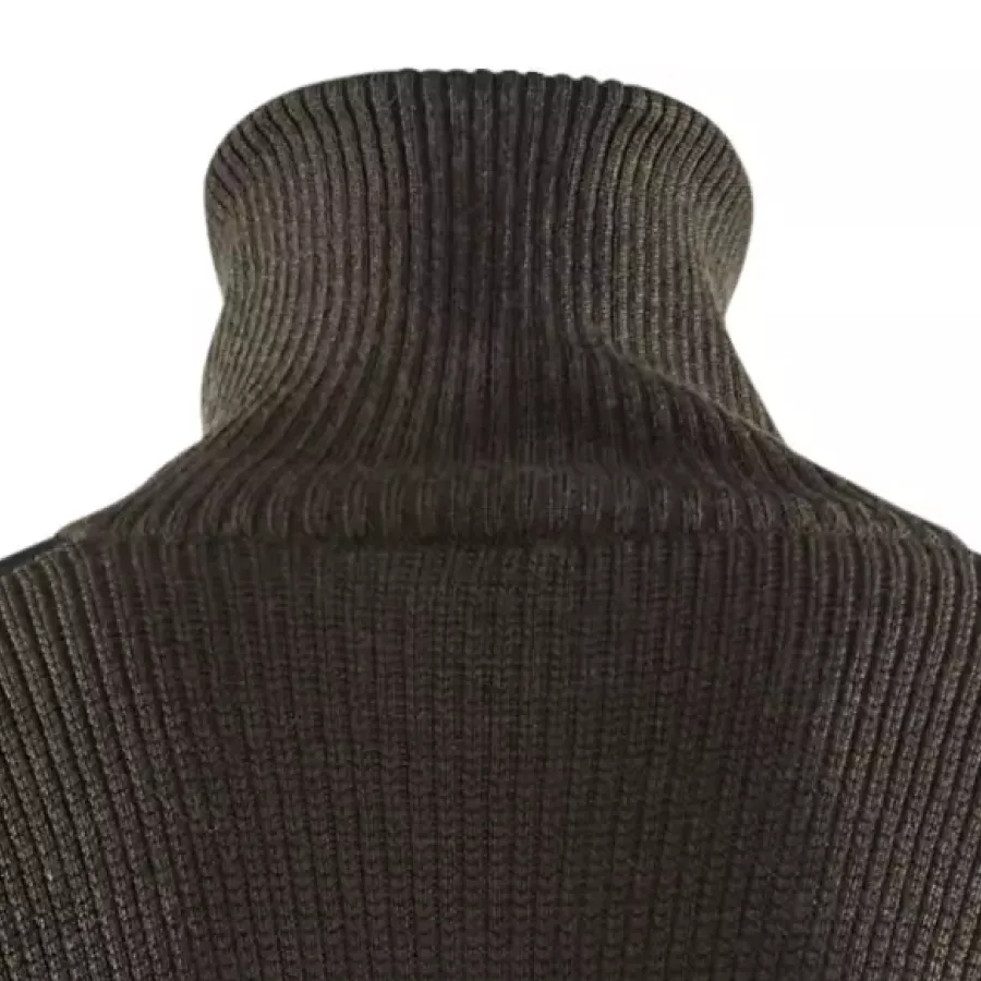 **High Collar** keeps your neck warm and shielded from chilly winds for all-day comfort.
