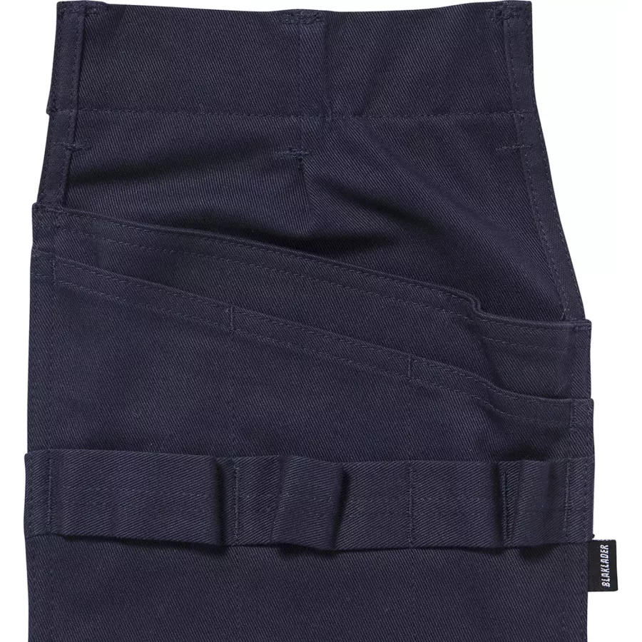 **Water and Dirt Repellent Surface** keeps your belt and tools clean and functional in challenging conditions.