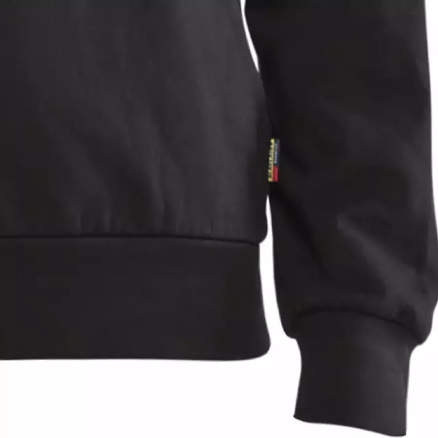 **Gerippte Bündchen** halten die Ärmel in Position für Komfort, der sich mit dir bewegt.