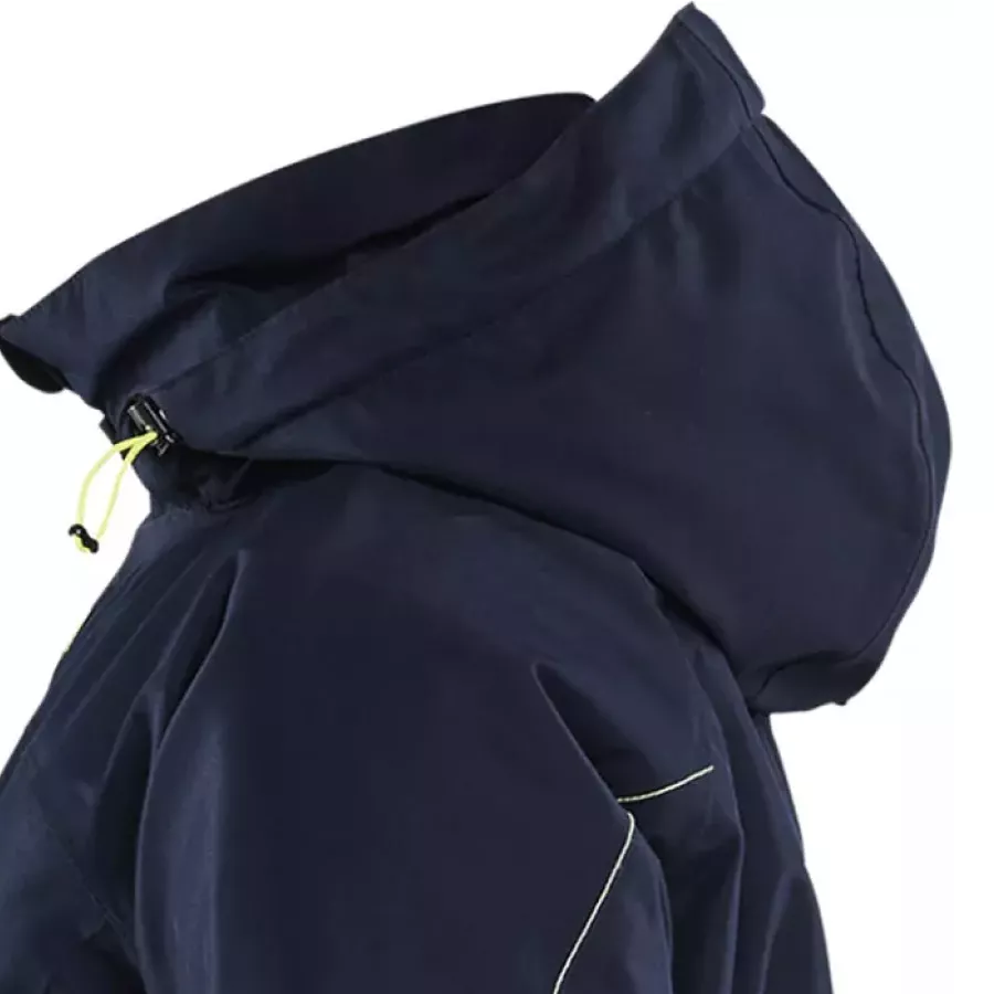 **Detachable Hood** lets you switch between streamlined style and added weather protection with ease.