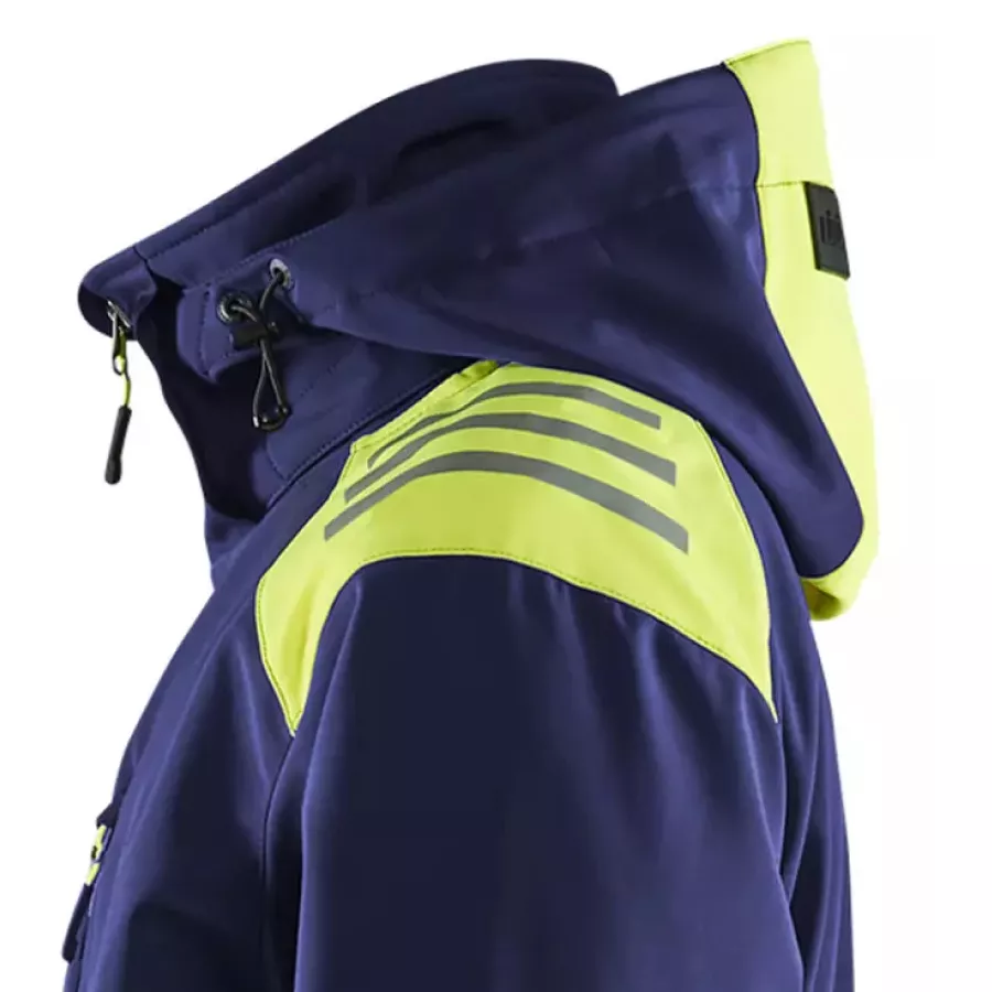 **Detachable Hood** gives you adaptable protection that adjusts to changing weather.
