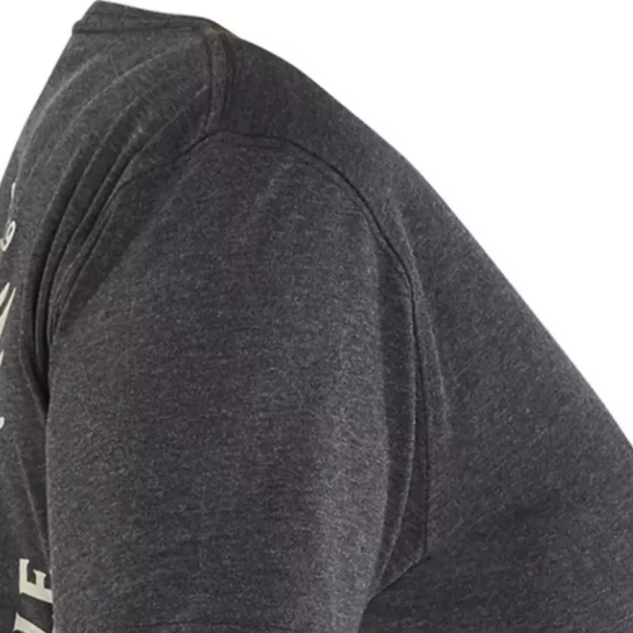 **Förstärkta hals- och axelsömmar** ger pålitlig hållbarhet som håller t-shirten snygg tvätt efter tvätt.