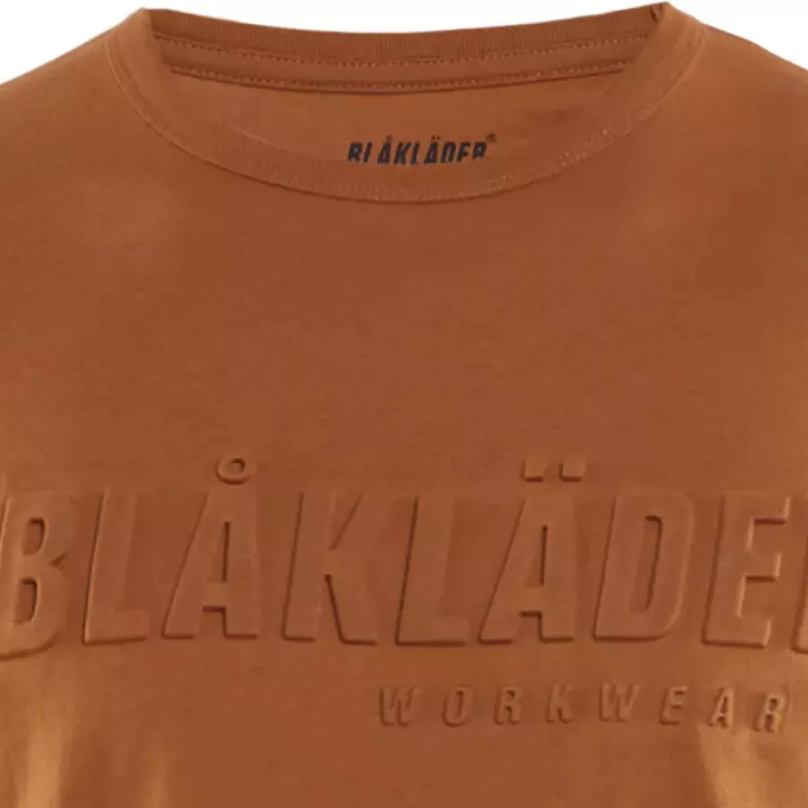 **Gerippter Rundhalsausschnitt** sitzt bequem und behält den ganzen Tag über seine Form.