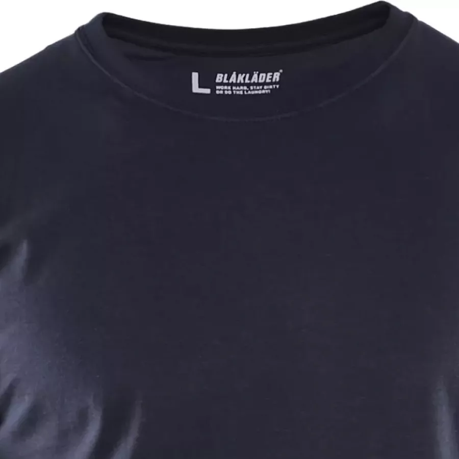 **Ribbed Round Collar** sits comfortably while keeping its shape throughout the day.