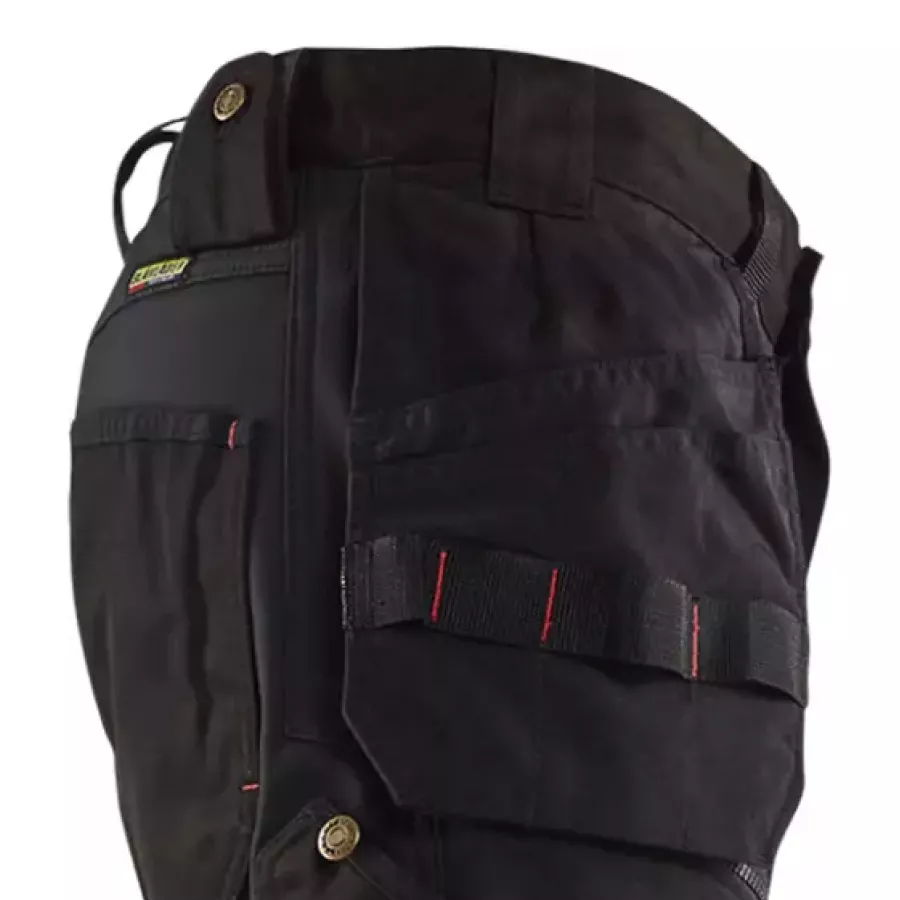 **Verstärkte Werkzeugtaschen** halten Ihre wichtige Ausrüstung den ganzen Tag über sicher und griffbereit.