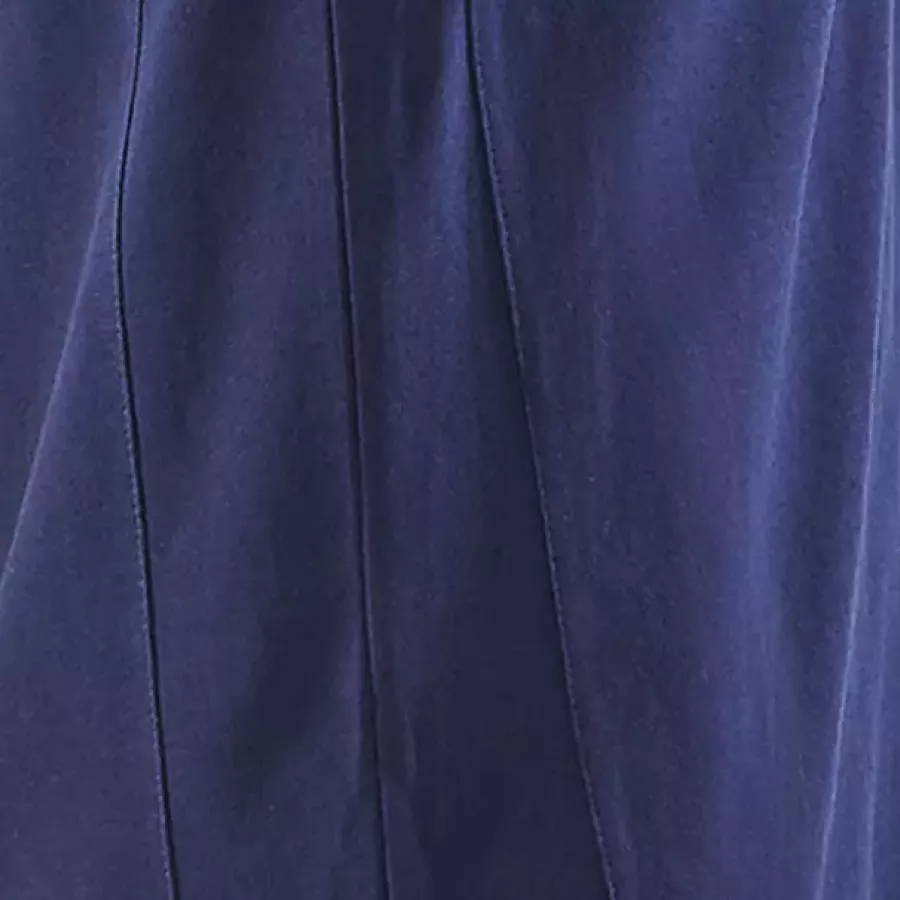 **Side Vents** provide extra freedom of movement and a breathable fit.